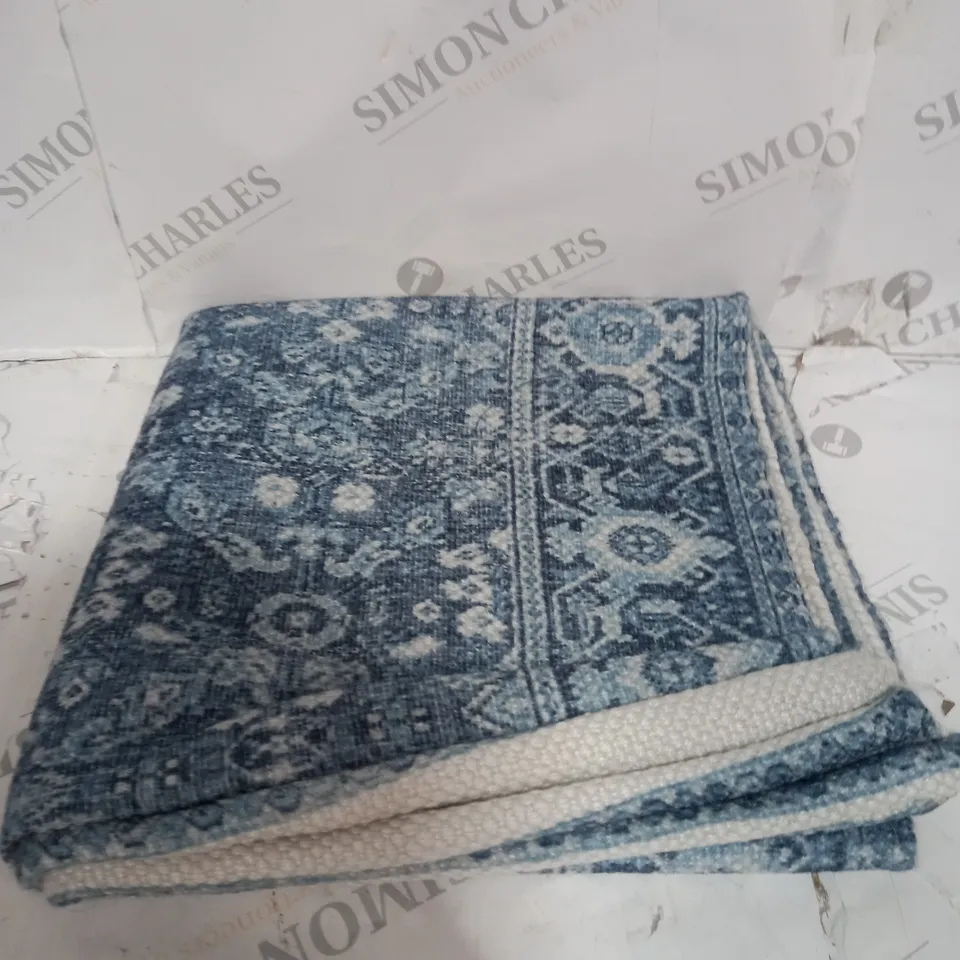BLUE AND WHITE RUG 60X120CM