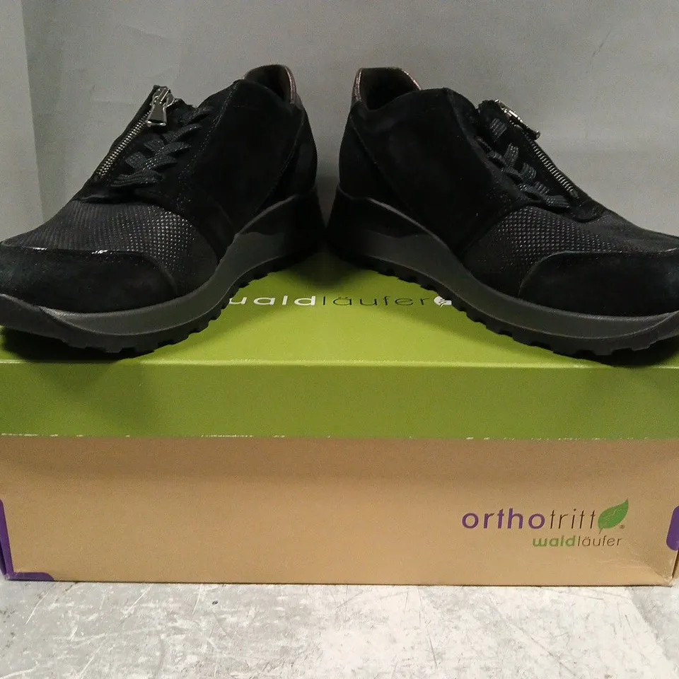 BOXED PAIR OF WALD LAUFER SHOES IN BLACK SIZE 4.5