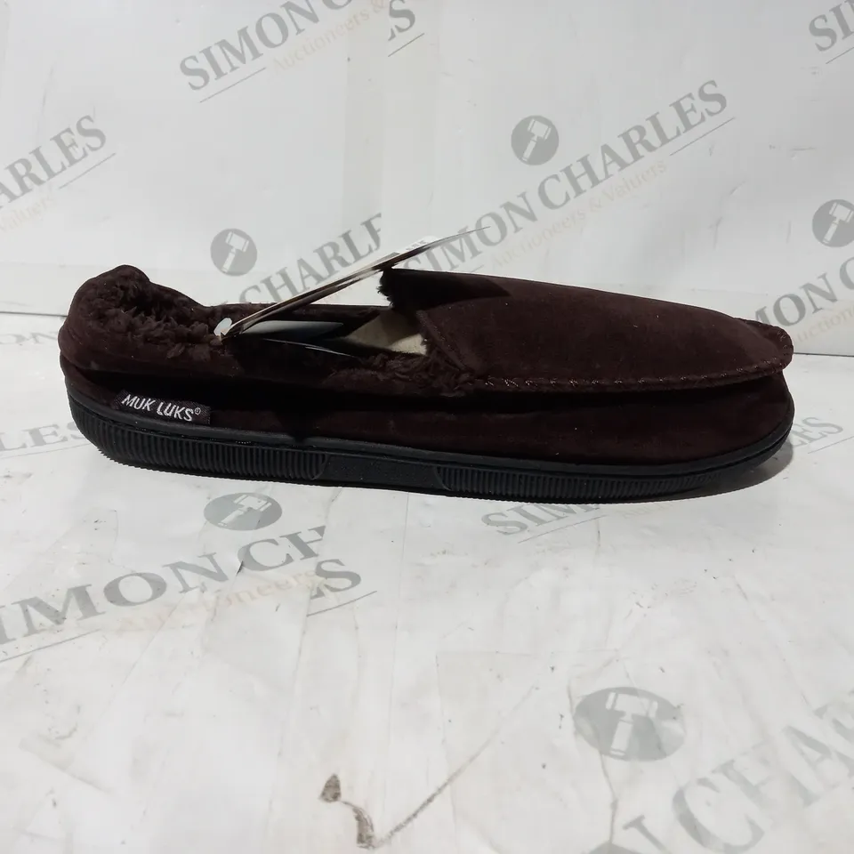 PAIR OF MUK LUKS MOCCASIN SLIPPERS IN BROWN SIZE SMALL