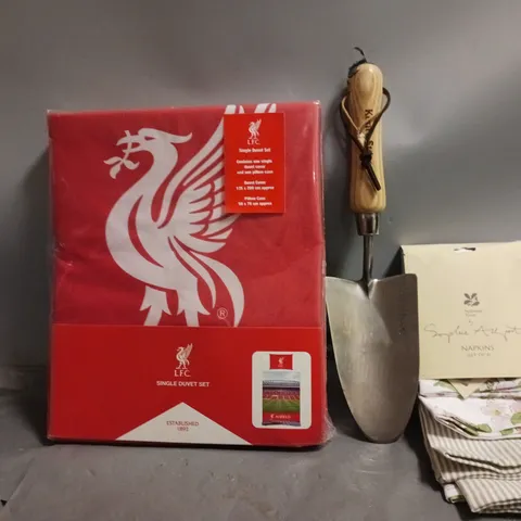 BOX OF APPROXIMATELY 10 ASSORTED ITEMS TO INCLUDE - LIVERPOOL FOOTBALL CLUB , SINGLE DUVET SET , NAPKINS , TROWEL ETC