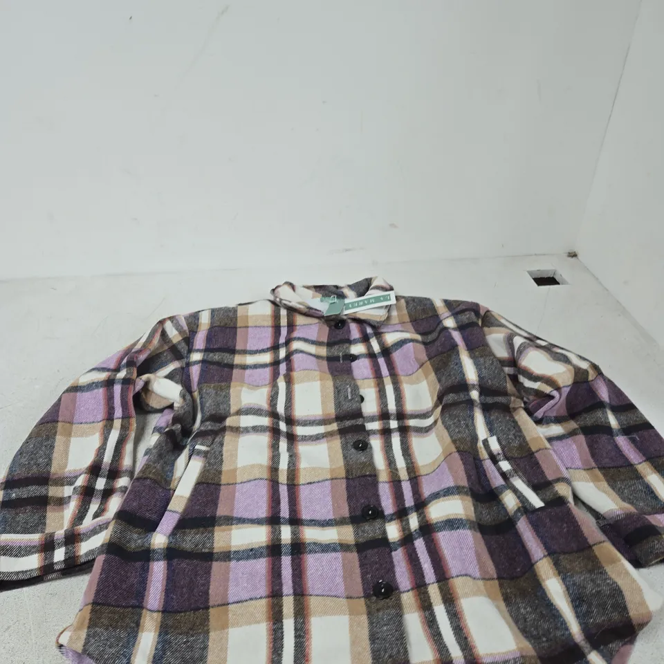 BOX OF APPROXIMATELY 25 ASSORTED CLOTHING ITEMS TO INCLUDE: LA MAREY FLANNEL PATTERN JACKET