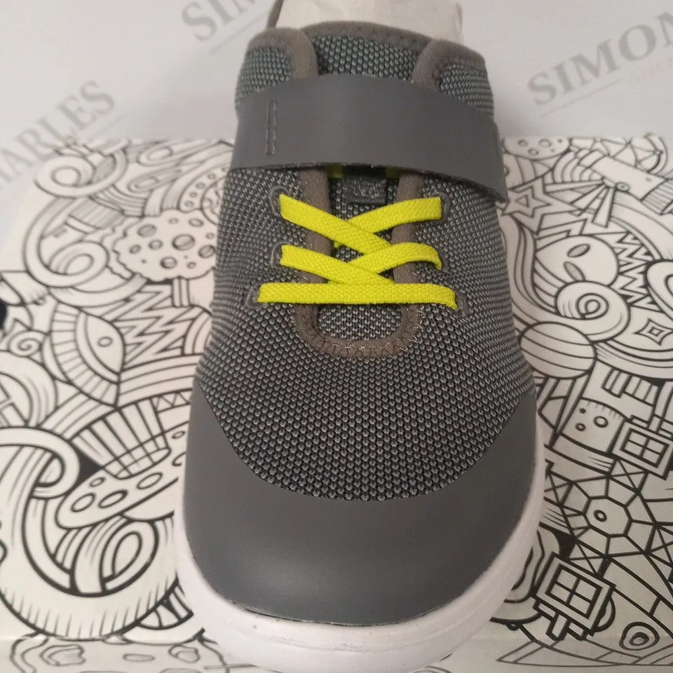 BOXED CLARKS SCAPE TRACE O GREY SIZE 5