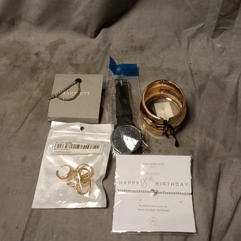 APPROXIMATELY 20 ASSORTED JEWELLERY AND JEWELLERY RELATED ITEMS TO INCLUDE WATCH, BRACELET, NECKLACE ETC