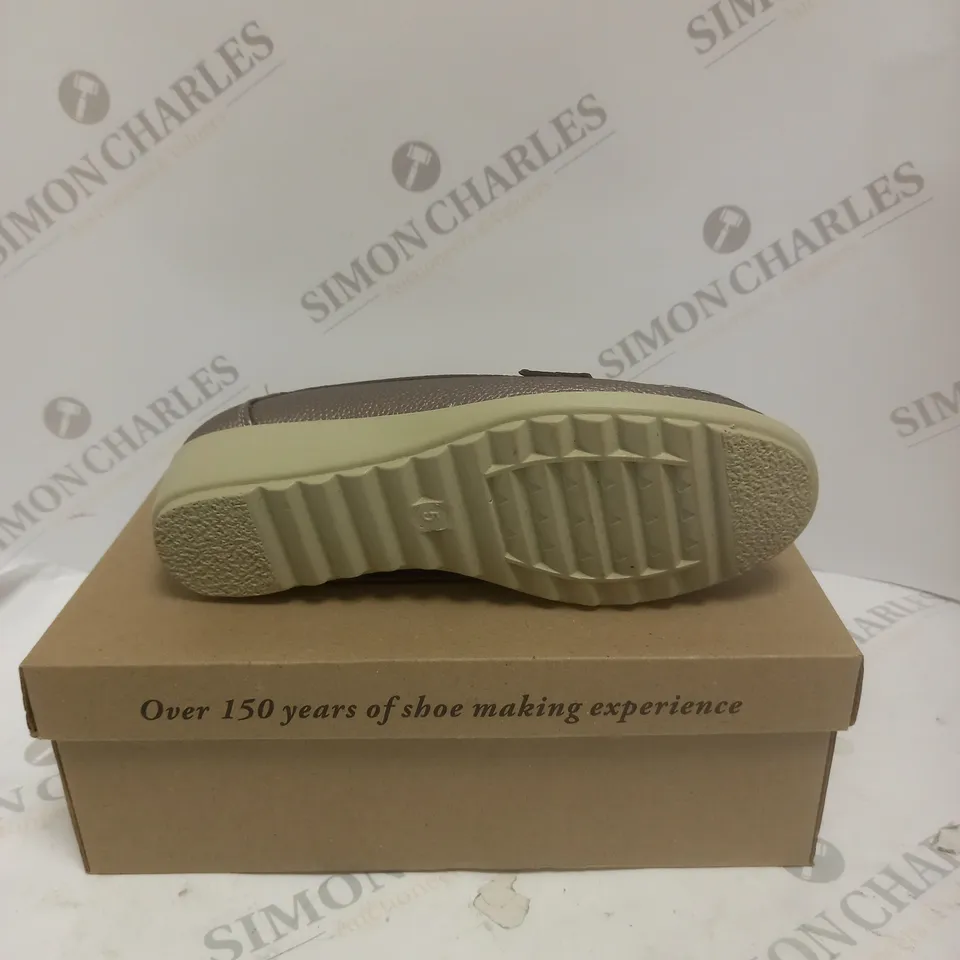 BOXED PAIR OF CUSHION WALK LOAFERS IN PEWTER - SIZE 5
