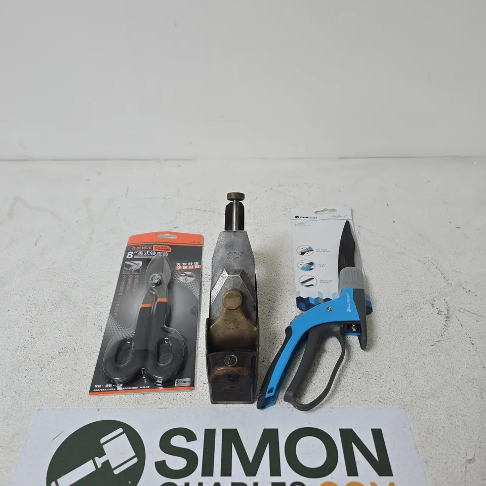 TOTE OF APPROXIMATELY 10 SHARP OBJECTS TO INCLUDE CELLFAST GRASS SHEARS, NORRIS LONDON PLANER AND 8" TINMANS SNOPPERS