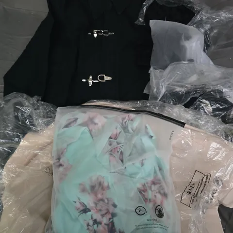 APPROXIMATELY 35 ASSORTED CLOTHING ITEMS IN VARIOUS SIZES, STYLES & COLOURS TO INCLUDE JACKETS, BLAZERS, TOPS, ETC - COLLECTION ONLY