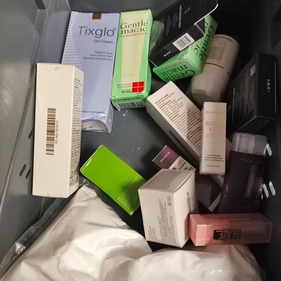 APPROXIMATEY 20 ASSORTED HEALTH AND BEAUTY PRODUCTS TO INCLUDE - VICTORIA'S SECRET FRAGRANCE LOTION - YOUNIQUE GLOWPLEXION SERUM - ESSENCE JELLY GRIP - ETC