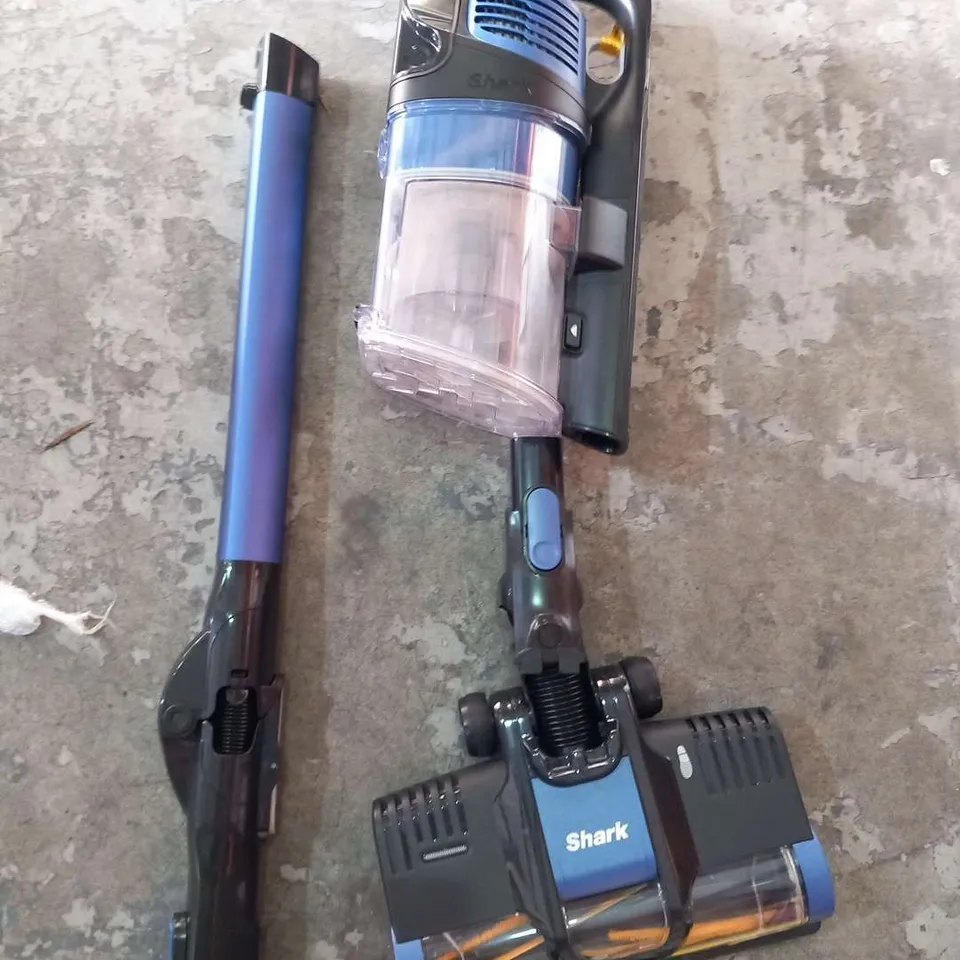 SHARK CORDLESS STICK VACUUM WITH ANTI HAIR-WRAP AND FLEXOLOGY 40 MINS - IZ202UK