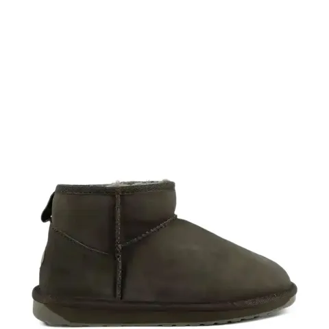 BOXED PAIR OF EMU STINGER MICRO WATER RESISTANT SHEEPSKIN BOOTS IN DARK OLIVE - UK 6