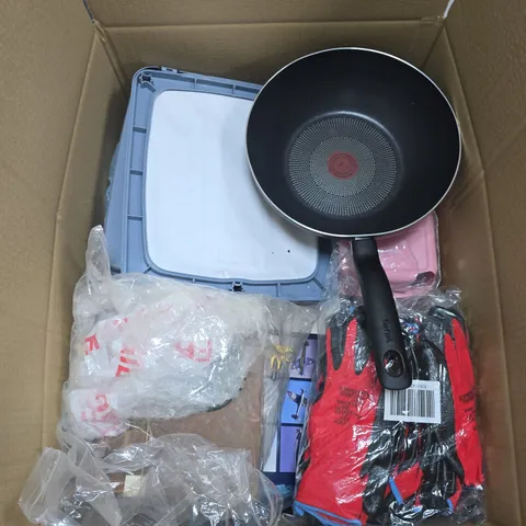 APPROXIMATELY 20 ASSORTED HOUSEHOLD PRODUCTS TO INCLUDE PANS , WORK GLOVES , ETC 