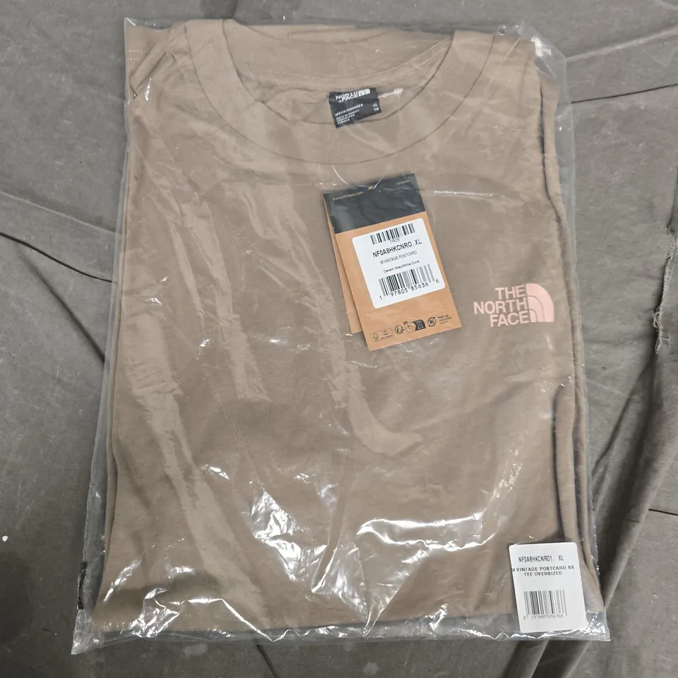 BAGGED THE NORTH FACE MEN'S VINTAGE POSTCARD TEE OVERSIZED – BEIGE/TAN, XL