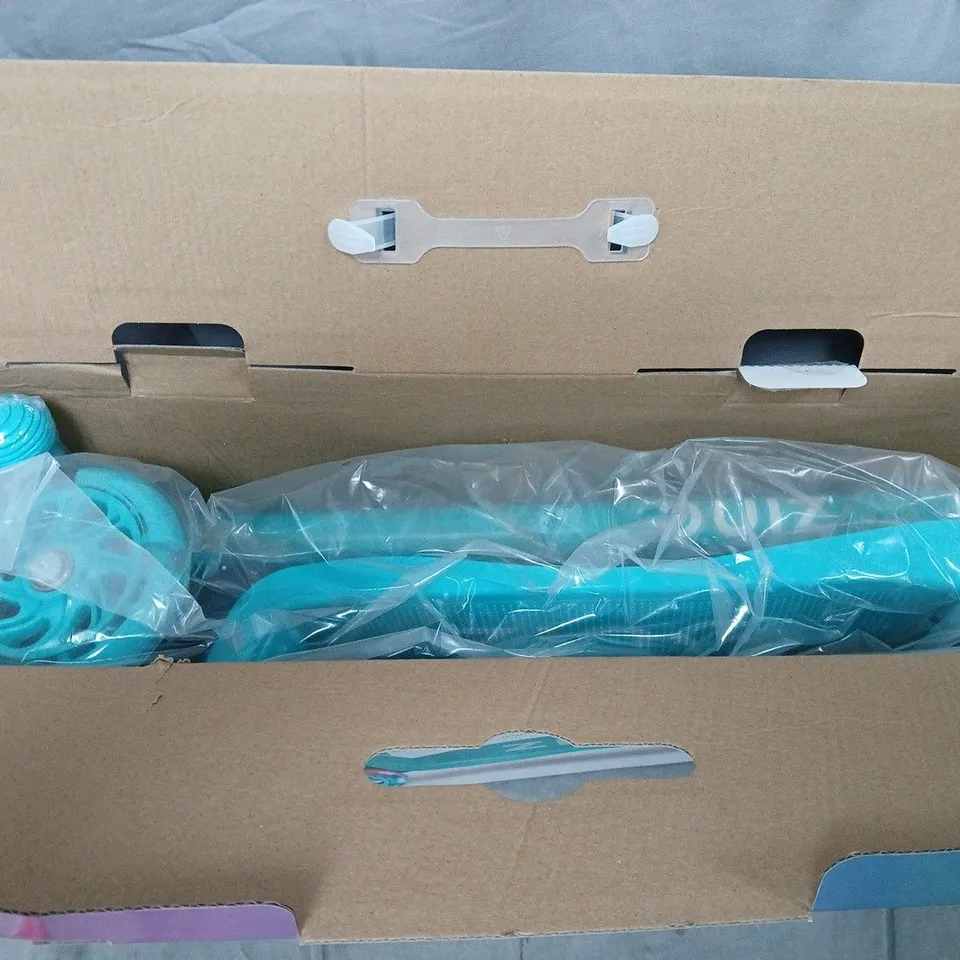 ZINC THREE-WHEELED LIGHT-UP SCOOTER – STAR, TURQUOISE