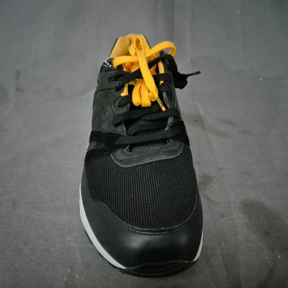 BOXED PAIR OF REEBOK SHOES IN BLACK/YELLOW UK SIZE 9.5