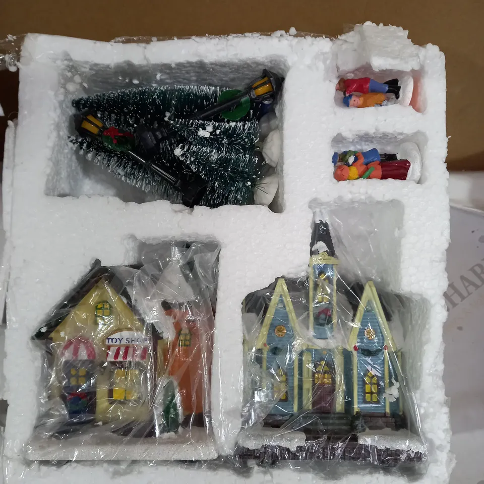 FESTIVE CUSTOMISABLE CHRISTMAS STREET SCENE
