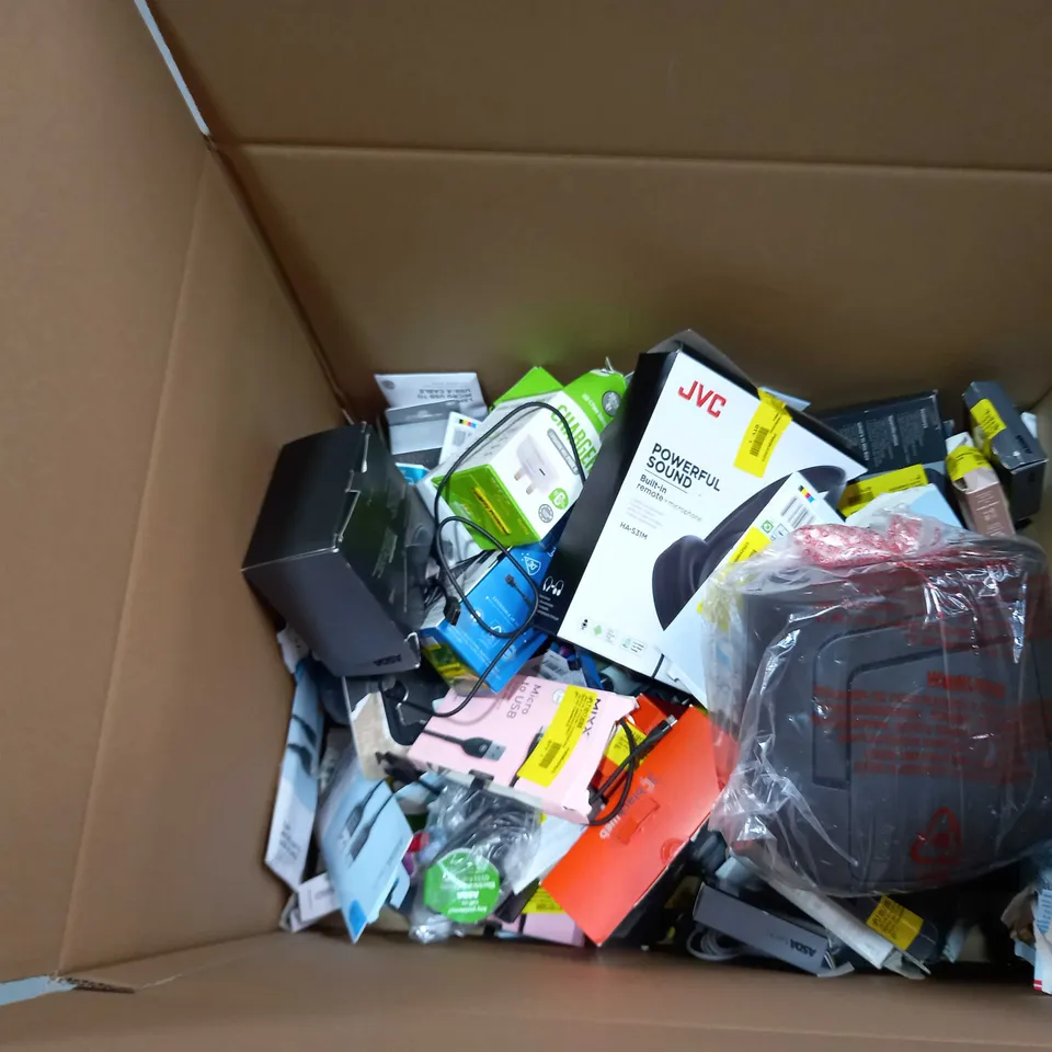 BOX OF APPROXIMATELY 35 ASSORTED ITEMS TO INCLUDE A HOME SECURITY WI-FI CAMERA, BLUETOOTH QI CHARGING ALARM CLOCK, A BLUETOOTH SPEAKER AND A DASHCHARGE 