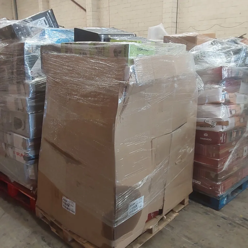PALLET CONTAINING A VERY LARGE QUANTITY OF ASSORTED ELECTRIC ITEMS INCLUDING: DAEWOO VACUUM CLEANERS, KARAOKE MACHINE ECT