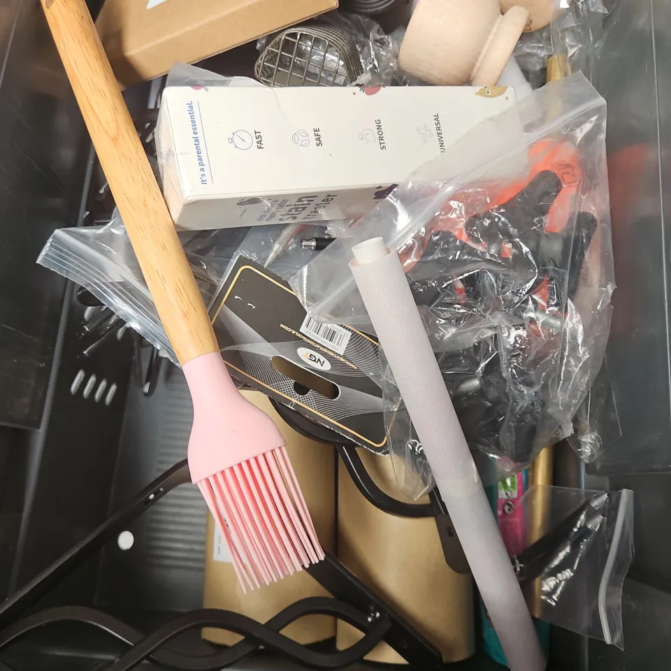 APPROXIMATELY 15 ASSORTED HOUSEHOLD ITEMS TO INCLUDE - ACRYLIC PAINT PENS, FAITHFUL DUTCH PINS, MASK BRUSH, ETC