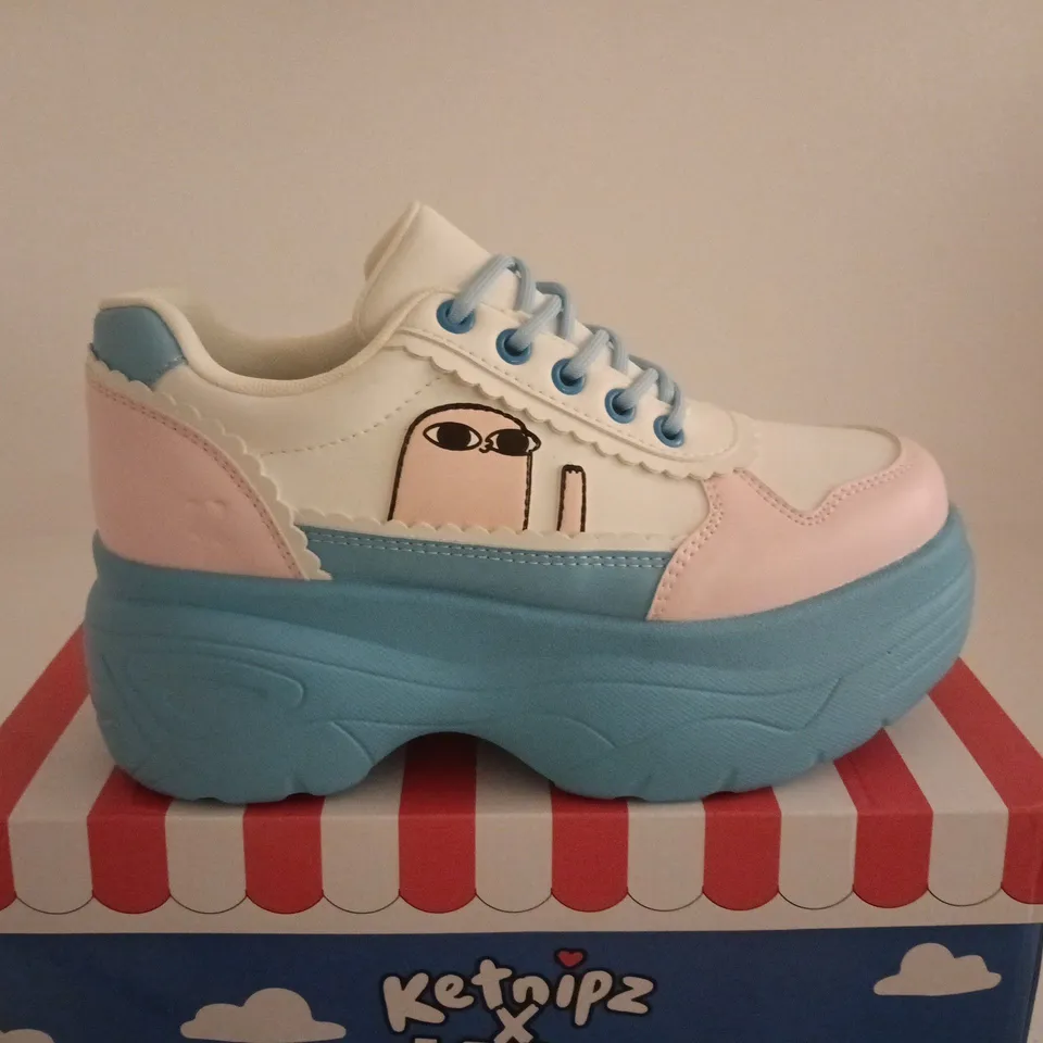 BOXED PAIR OF KETNIPZ X KOI BEAN SAYS HI CHUNKY TRAINERS - BLUE - SIZE 7