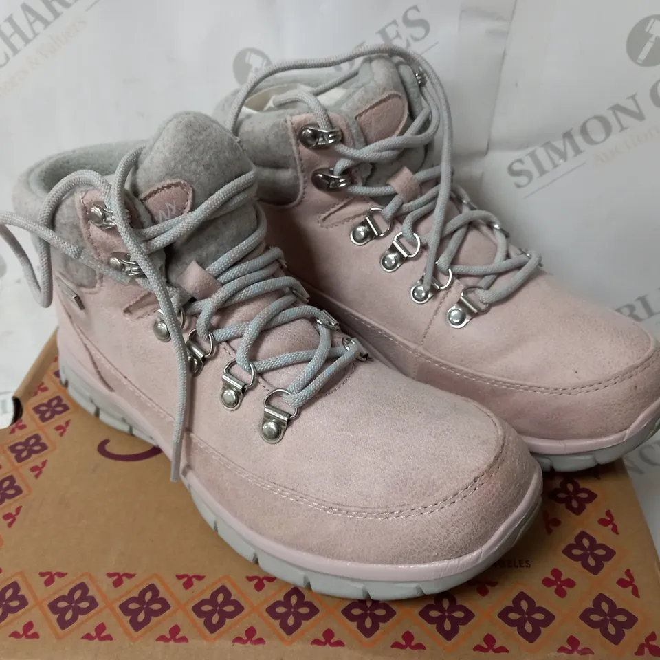 BOXED PAIR OF SKECHERS BOOTS IN BLUSH SIZE 3.5