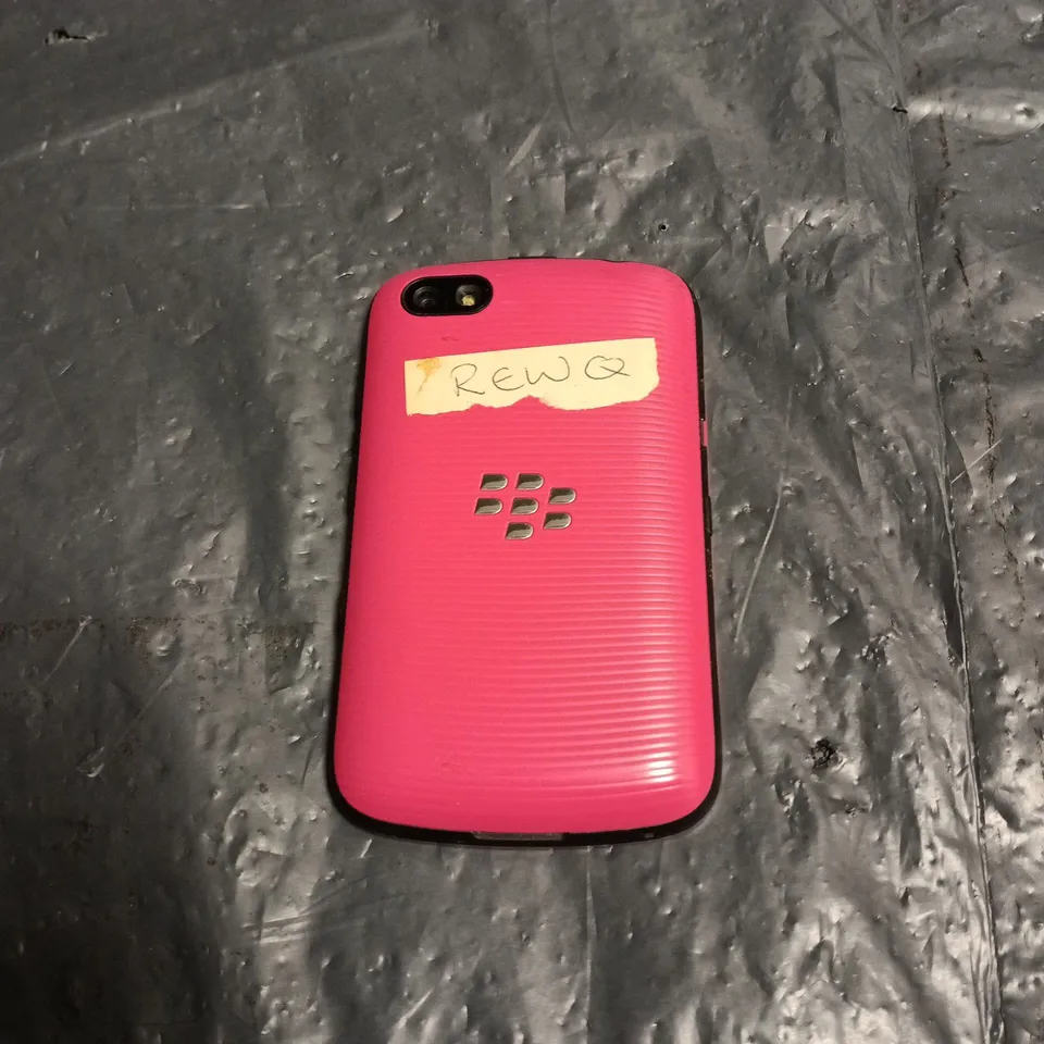 PINK BLACKBERRY SMARTPHONE WITH QWERTY KEYBOARD 