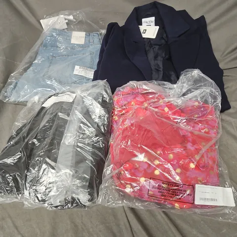APPROXIMATELY 20 ASSORTED CLOTHING ITEMS IN VARIOUS STYLES AND SIZES 