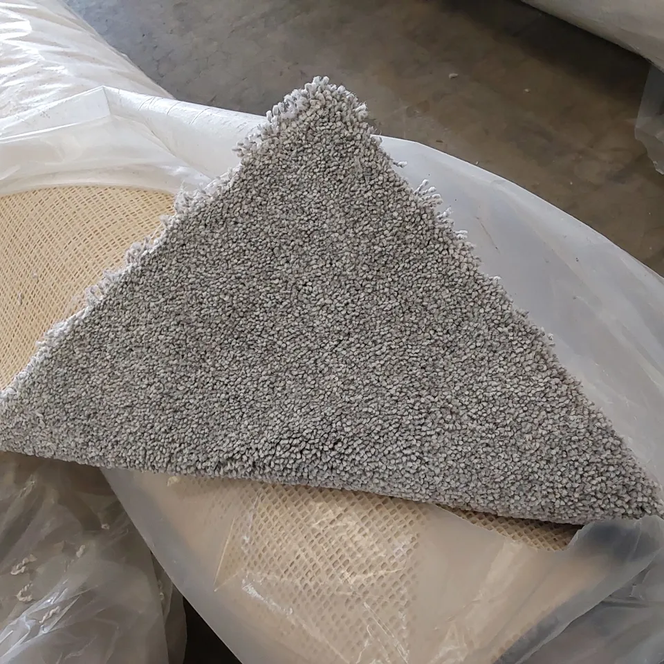 ROLL OF QUALITY EMPEROR PLATINUM CARPET // SIZE: APPROXIMATELY 4 X 2.6m