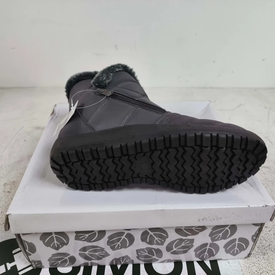 SHOE TREE COMFORT HAWTHORN BOOTS GREY UK 4 BOXED