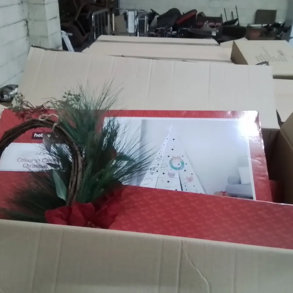 PALLET CONTAINING A LARGE QUANTITY OF ASSORTED CHRISTMAS DECORATIONS AND PRODUCTS TO INCLUDE;BOTTLR BRUSH LED TREE,COLOUR IN CARDBOARD CHRISTMAS TREE,CHRISTMAS WREATH 