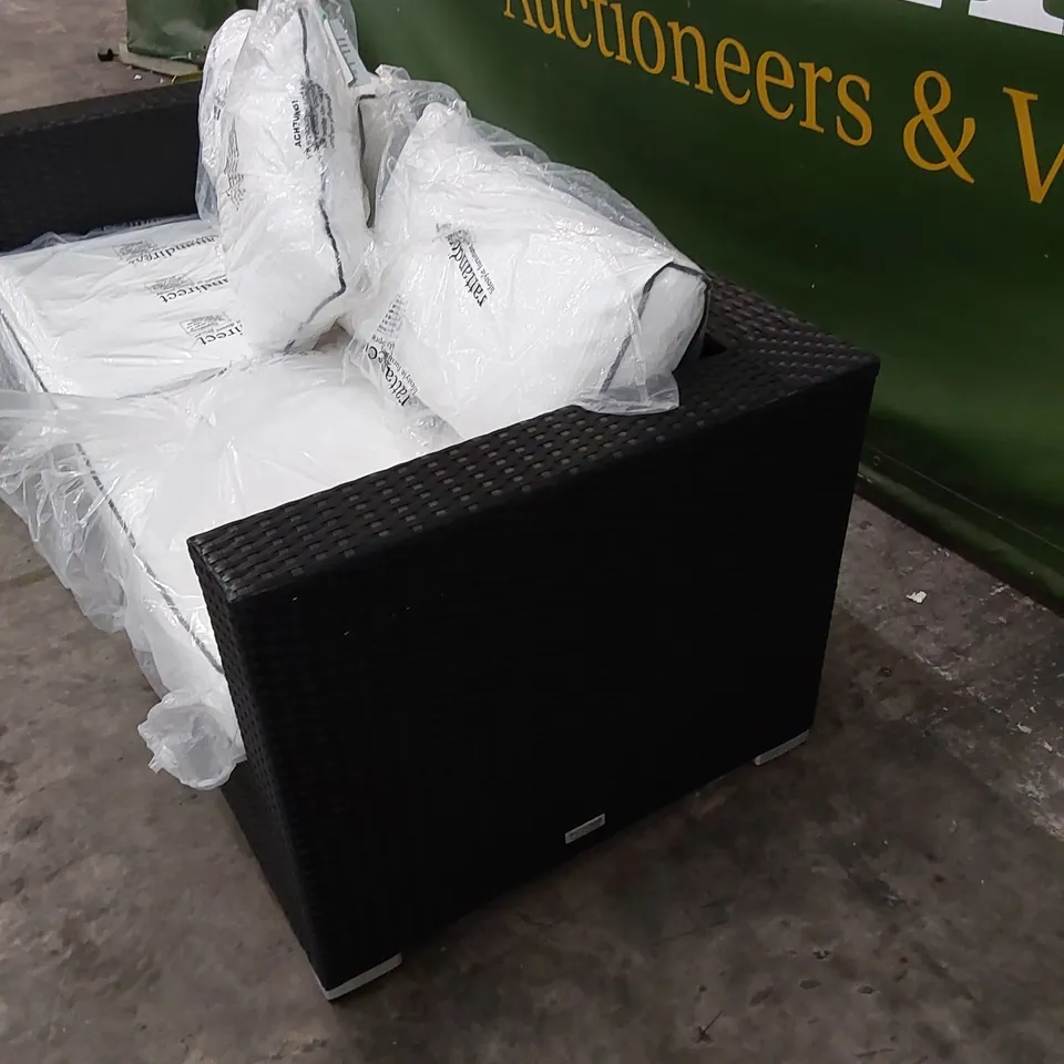 DESIGNER RATTAN 2 SEATER GARDEN/PATIO SOFA WITH CUSHIONS