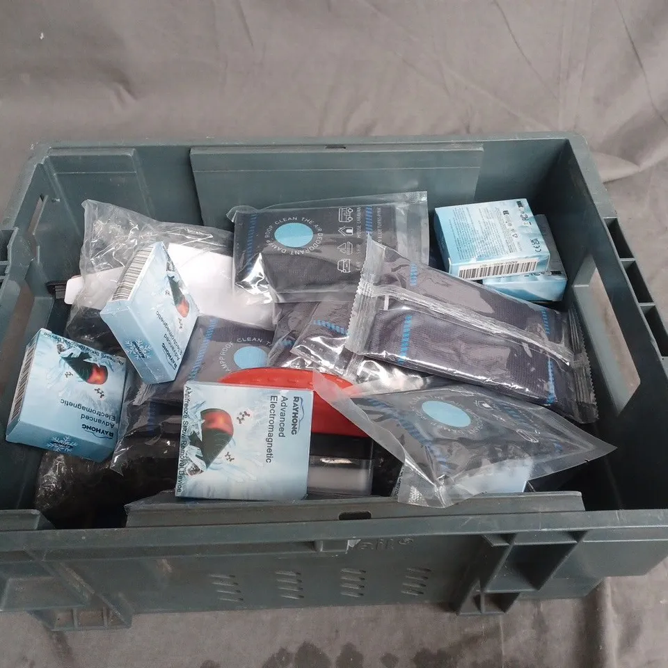 APPROXIMATELY 10 ASSORTED CAR ACCESSORIES