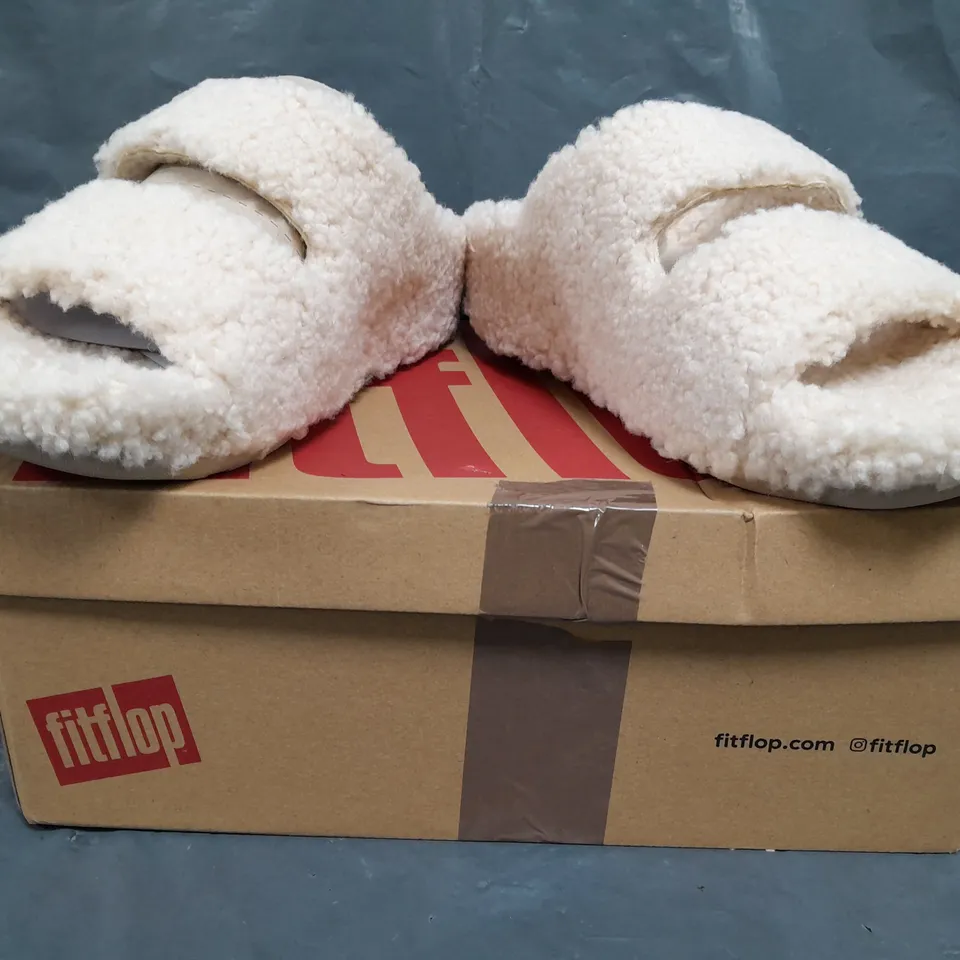 BOXED PAIR OF FITFLOP TWO-BAR CURLY WOOL SLIDERS IN IVORY SIZE UK 6.5