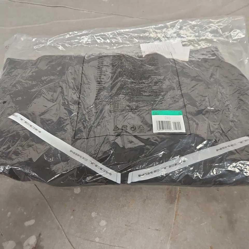 BAGGED KIDS NIKE TECH JACKET - SIZE XL