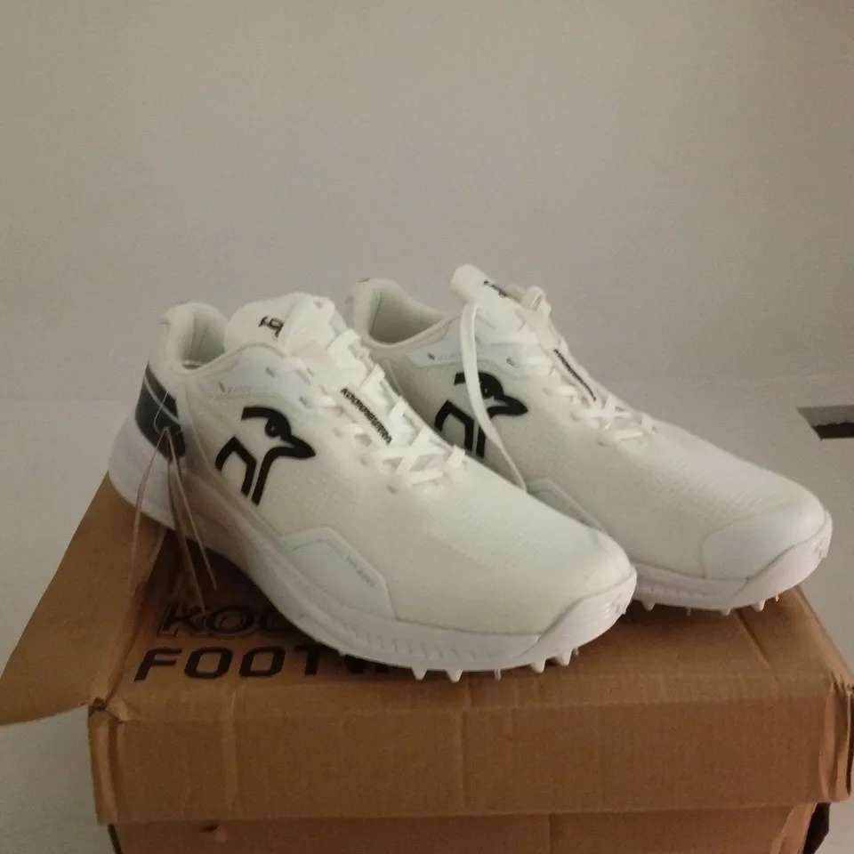 KOOKABURRA WHITE CRICKET TRAINER SPIKED UK 10.5 BOXED