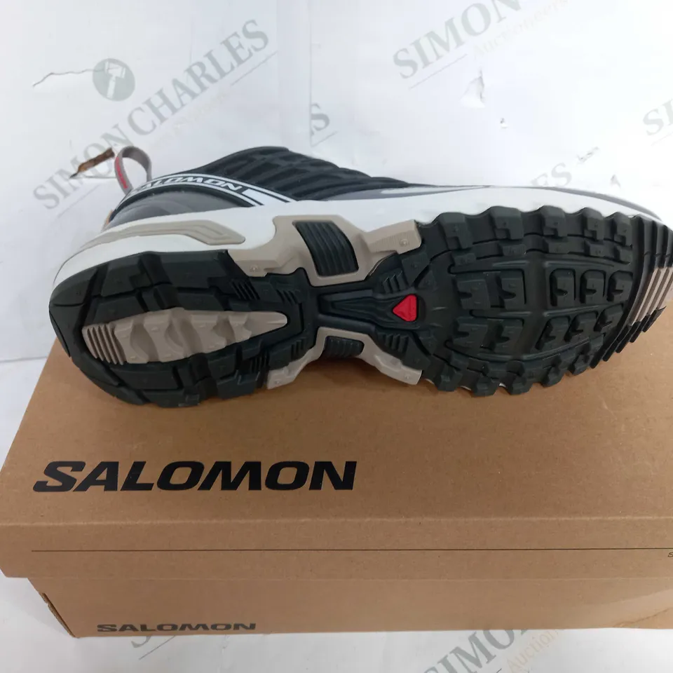 BOXED PAIR OF SALOMON RUNNING SHOES IN GREY/WHITE - UK SIZE 9