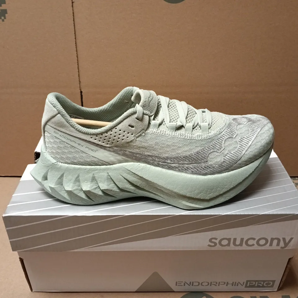 BOXED PAIR OF WOMENS SAUCONY ENDORPHIN PRO 4 IN LIGHT GREEN - UK 5