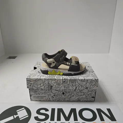 BOXED PAIR OF CLARKS SPINEY TAIL KIDS SHOES SIZE UK 7
