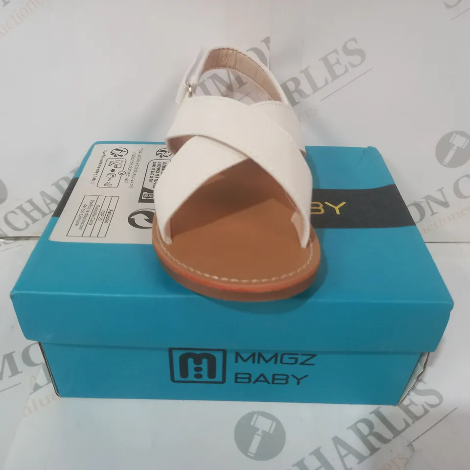 BOXED PAIR OF MG BABY OPEN TOE INFANT SANDALS IN WHITE EU SIZE 25