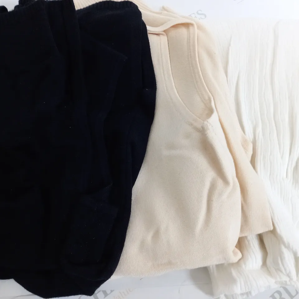 BOX OF APPROX 20 ASSORTED CLOTHING ITEMS TO INCLUDE - JUMPERS - TOPS 