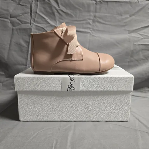 BOXED PAIR OF AGE OF INNOCENCE KIDS SHOES IN PINK SIZE EU 28