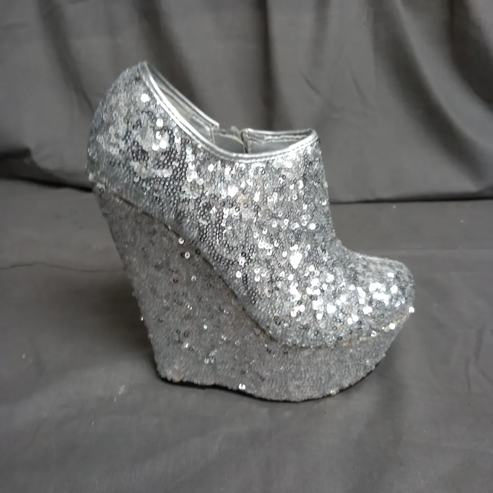 APPROXIMATELY 14 PAIRS OF WOMENS ZIPPED SEQUIN HIGH HEEL SHOES IN VARIOUS SIZES