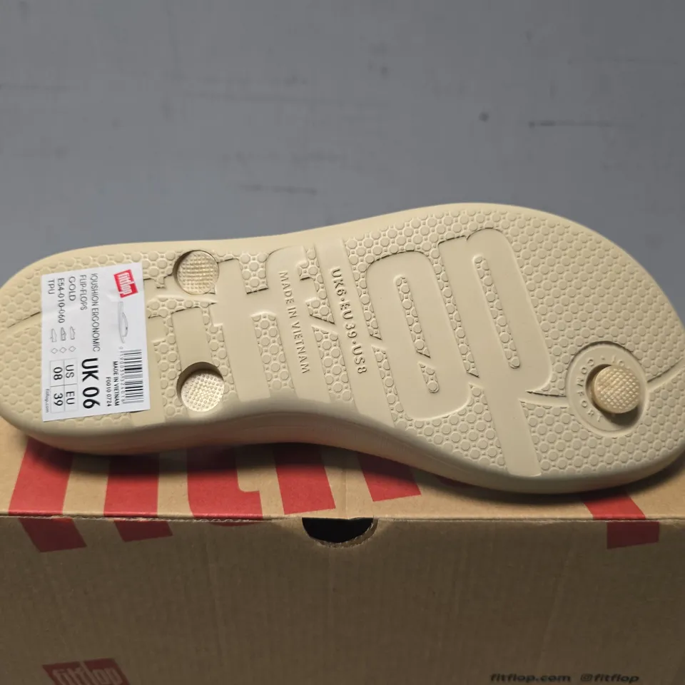 BOXED PAIR OF FITFLOP IQUSHION ERGONOMIC FIT FLOPS IN GOLD COLOUR - UK 6