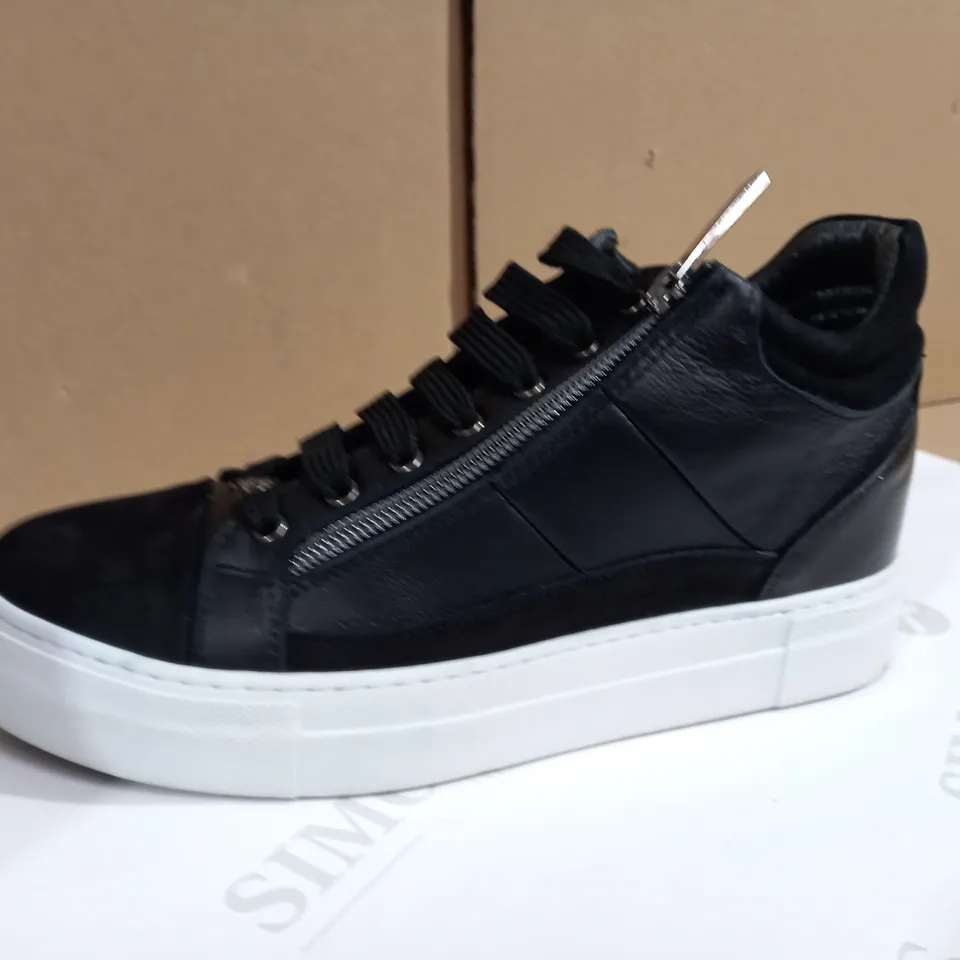 MODA BLACK TRAINERS SIZE 5