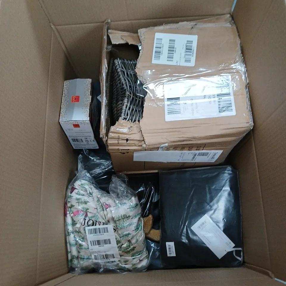 BOX OF APPROXIMATELY 15 ASSORTED HOUSEHOLD ITEMS INCLUDING GOLD STYLE REINDEER ORNAMENT, PYJAMA SET, DOOR CLUSTER LIGHTS AND QUICK DRY HAND TOWEL