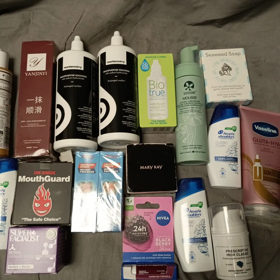LOT OF APPROXIMATELY 30 ASSORTED HEALTH AND BEAUTY ITEMS TO INCLUDE SEAWEED SOAP, SUPER FACIALIST NIGHT CREAM AND SUNCOAT MOUSSE