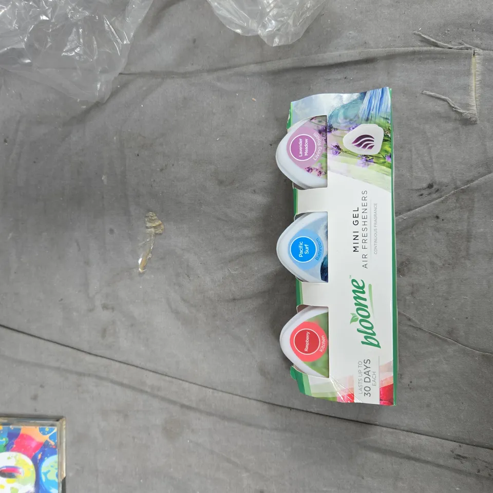 TOTE OF APPROXIMATELY 20 ASSORTED ITEMS TO INCLUDE: NOW THATS WHAT I CALL 90S CD AND MINI GEL AIR FRESHENERS