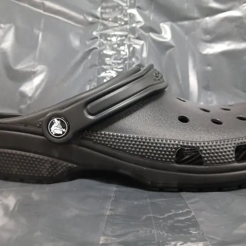 PAIR OF CROCS CLASSIC CLOGS IN BLACK SIZE UK M9/W10