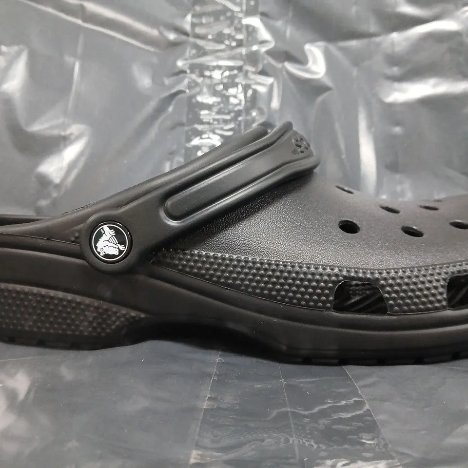 PAIR OF CROCS CLASSIC CLOGS IN BLACK SIZE UK M9/W10