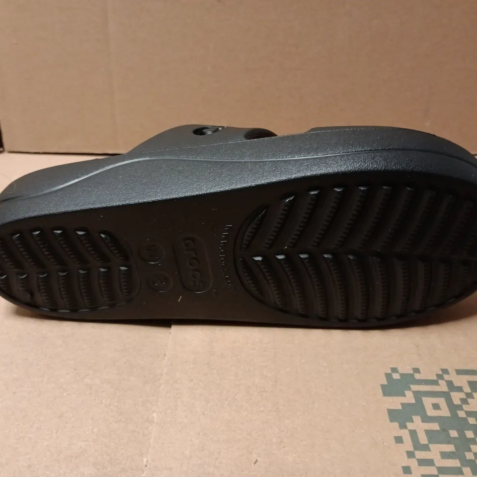 UNBOXED PAIR OF CROCS BAYA PLATFORM SANDAS IN BLACK - W8
