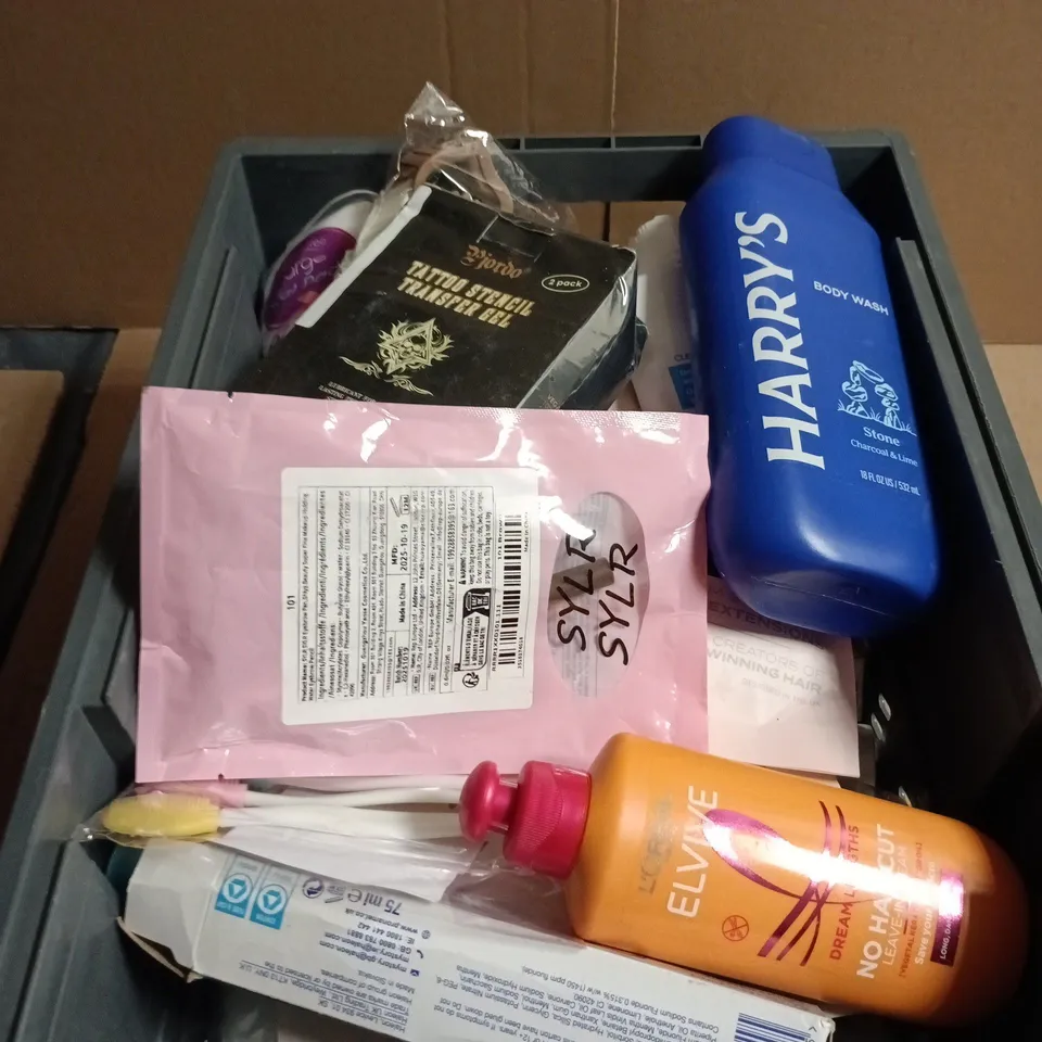 APPROXIMATELY 18 ASSORTED COSMETIC ITEMS INCLUDING SENSODYNE PRONAMEL , OCTENISAN WASH LOTION AND L'OREAL LEAVE IN CREAM 