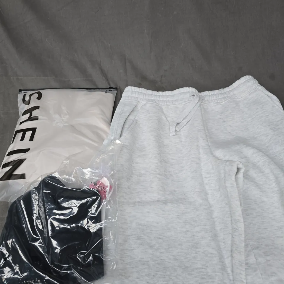 APPROXIMATELY 20 ASSORTED CLOTHING PRODUCTS IN VARIOUS STYLES & SIZES TO INCLUDE JACKETS, T-SHIRTS, DRESSES ETC